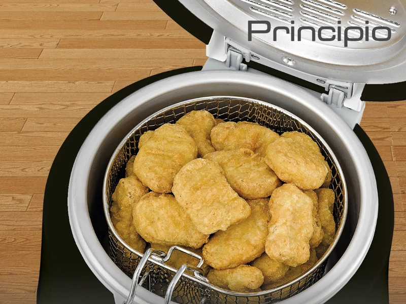 Vďaka odkvapk&aacute;vacej polohe ko&scaron;&iacute;ka tuk stečie sp&auml;ť do frit&eacute;zy Tefal FF230831 a vy tak pod&aacute;vate zlatist&eacute; poch&uacute;ťky bez zbytočn&eacute;ho oleja navy&scaron;e.