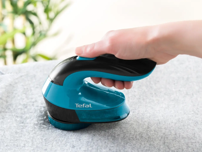 Odstraňovač žmolkov Tefal Lint JB1011E0 s veľk&yacute;m z&aacute;sobn&iacute;kom pre neru&scaron;en&uacute; pr&aacute;cu.