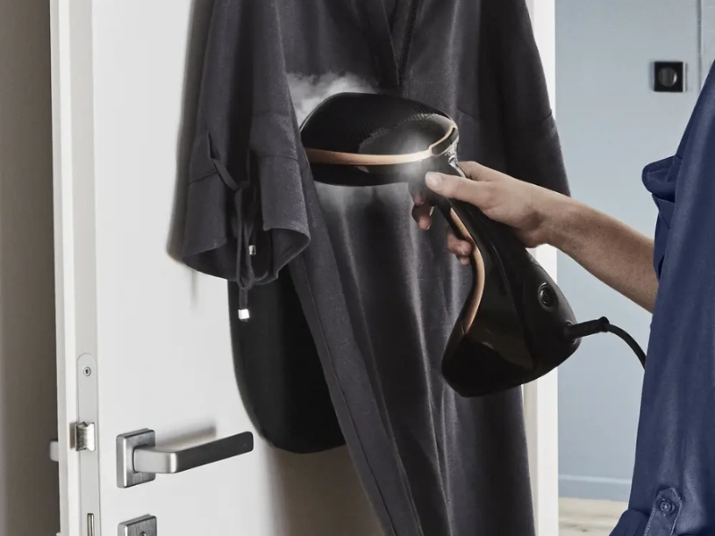 Tefal DT9100E0 zabraňuje kondenzácii pary a vzniku vlhkých škvŕn na oblečení.