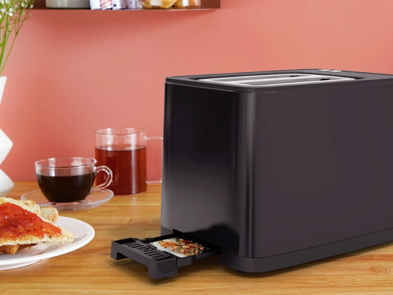 Hriankovač Tefal TT640810 sa o čistotu star&aacute; za v&aacute;s, vďaka integrovanej t&aacute;cke, ktor&aacute; zachyt&iacute; v&scaron;etky omrvinky počas opekania.
