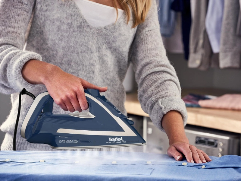 Žena naparuje košeľu so žehličkou Tefal FV6872E0 Smart Protect Plus