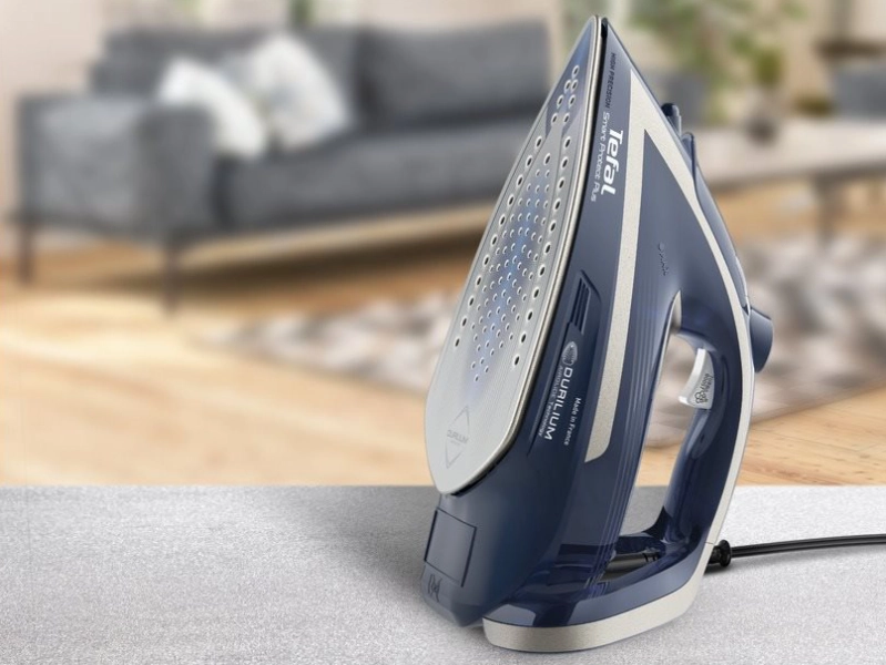 Žehlička Tefal FV6872E0 Smart Protect Plus postavená na žehliacej doske