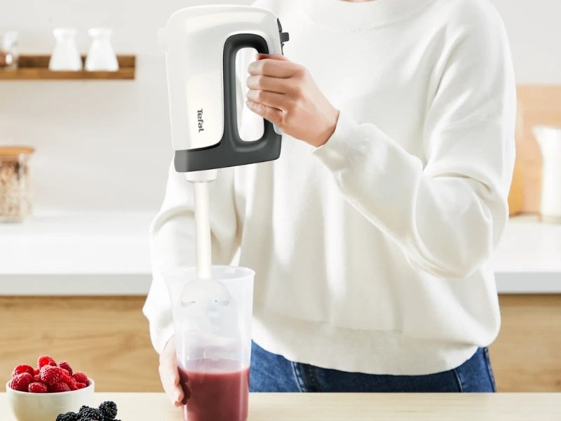 Vďaka ergonomickej rukov&auml;i sa mix&eacute;r Tefal HT461138 pohodlne drž&iacute;.