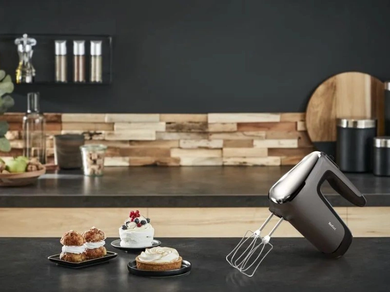 Mimoriadne tich&yacute; chod mix&eacute;ra Tefal HT654E38 zabezpečuje technol&oacute;gia tlmenia hluku.