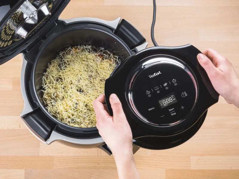 Nasadzovanie pokrievky Tefal EY150830 Extra Crisp Lid na hrniec Cook4me