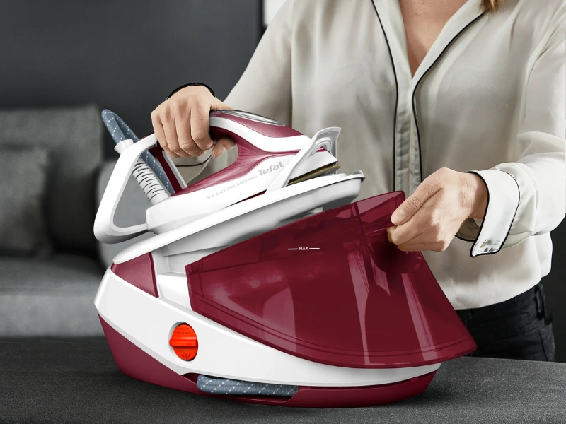 Parn&yacute; gener&aacute;tor Tefal GV9711E0 v&aacute;m kryje chrb&aacute;t &scaron;tedrou 1,2 l n&aacute;držkou.