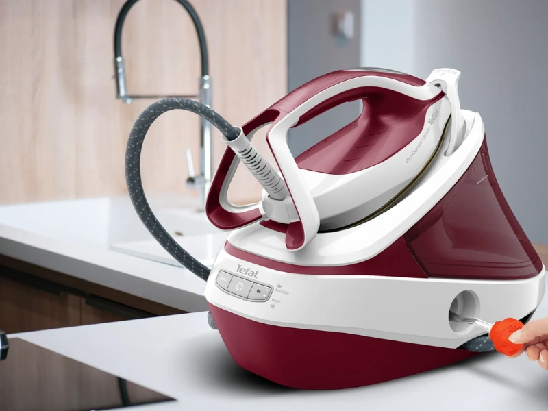 Parn&yacute; gener&aacute;tor Tefal GV9711E0 disponuje &scaron;peci&aacute;lnym zberačom vodn&eacute;ho kameňa.