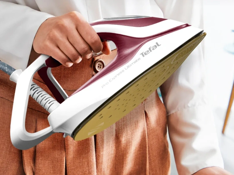 Stavte na technol&oacute;giu Durilium AirGlide Autoclean, ktor&aacute; poskytuje parn&eacute;mu gener&aacute;toru Tefal GV9711E0 dokonal&yacute; sklz.