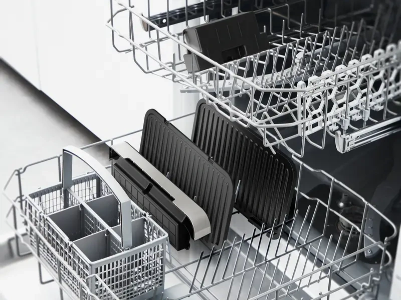 Nepriľnav&eacute; dosky grilu Tefal GC782D30 OptiGrill zabezpečia jednoduch&eacute; čistenie.