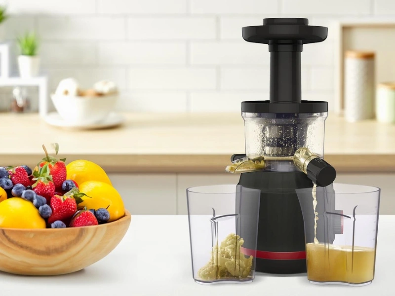 Súčasťou odšťavovača Tefal Juiceo ZC150838 je systém proti odkvapkávaniu a dve 800 ml nádoby.