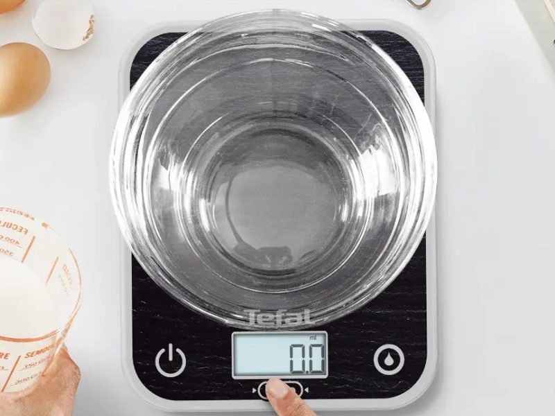 Funkcia Tare na váhe Tefal Optiss BC50D2V0 pre jednoduché dovažovanie v jednej nádobe.