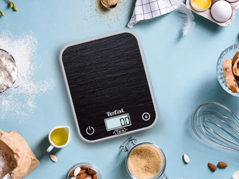 Tefal Optiss BC50D2V0 má funkciu prepínania jednotiek a odváži aj tekuté suroviny.