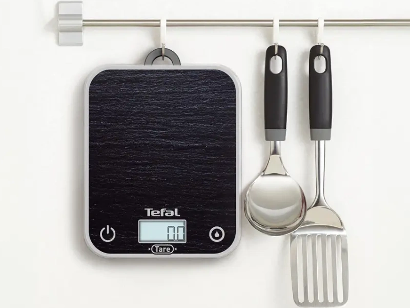 Výsuvný háčik na váhe Tefal Optiss BC50D2V0 pre praktické zavesenie.