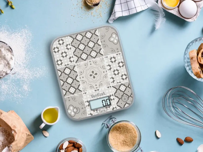 Tefal Optiss BC50D6V0 má funkciu prepínania jednotiek a odváži aj tekuté suroviny.