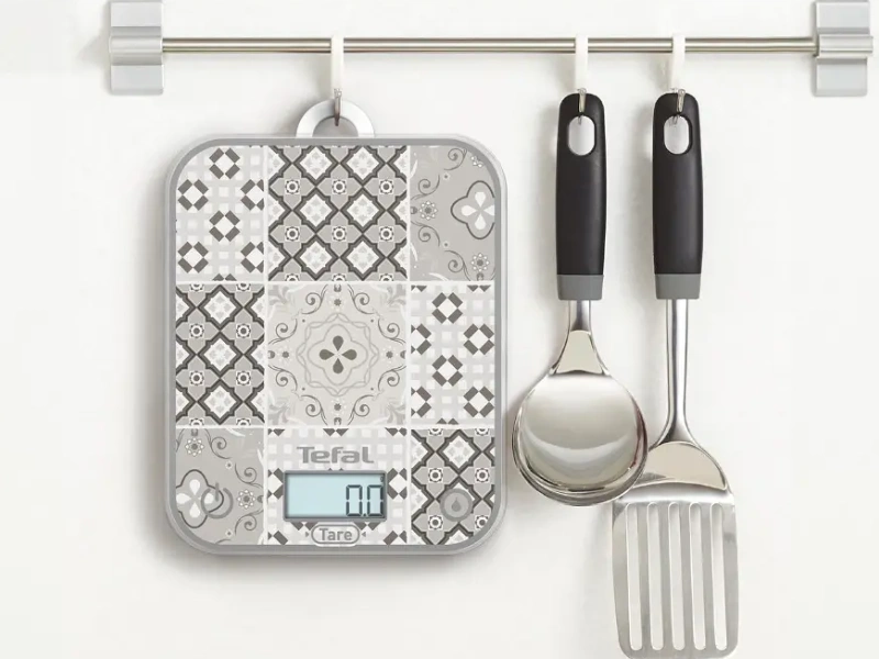 Výsuvný háčik na váhe Tefal Optiss BC50D6V0 pre praktické zavesenie.