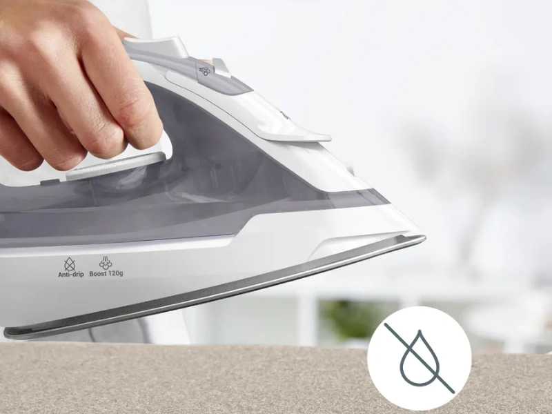 Funkcia Anti-Drip na žehličke Tefal FV2C43E0 zabraňuje odkvapkávaniu vody na materiál.