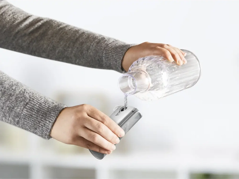 Naparovač Tefal DT8722E0 má 180 ml nádržku, ktorá vám umožní až 12 minút nepretržitého naparovania.