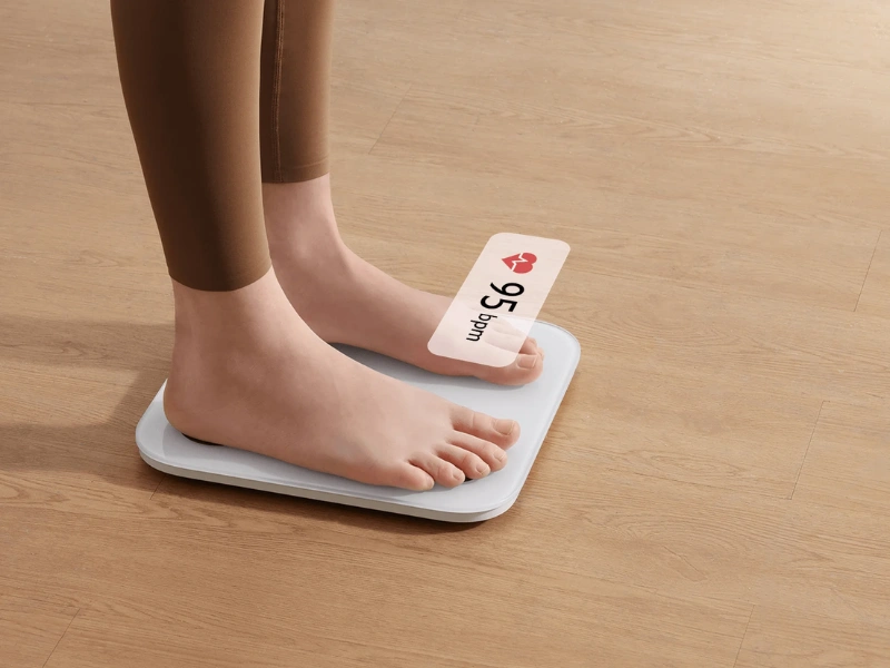 V&aacute;ha Xiaomi Body Composition Scale S400 pri v&aacute;žen&iacute; z&aacute;roveň meria aj v&aacute;&scaron; pokojov&yacute; srdcov&yacute; tep.