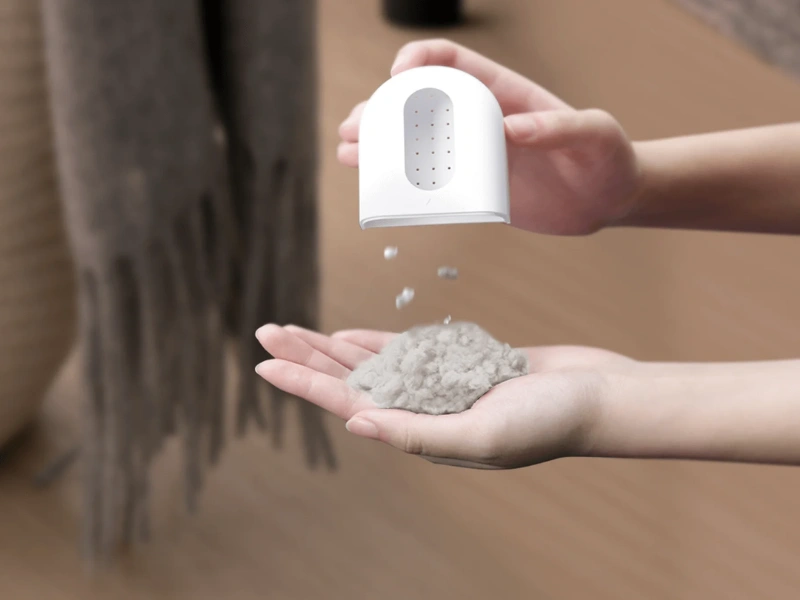 Nadobu na žmolky odžmolkovača Xiaomi Lint Remover sa jednoducho vyprázdňuje.