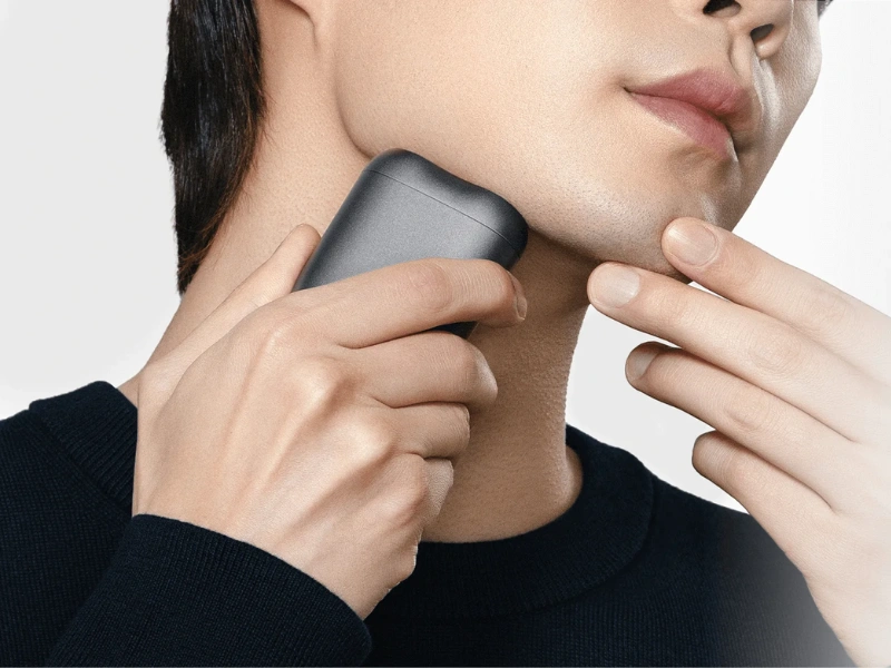 Strojček Xiaomi Electric Shaver S200 sa pri kontakte s kožou automaticky zapne.