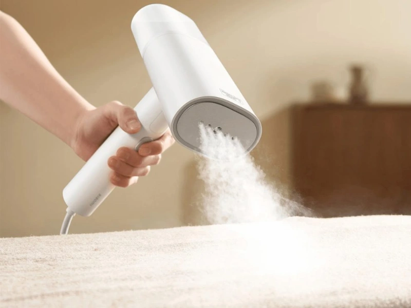 Ručn&yacute; naparovač Xiaomi Garment Steamer m&aacute; dlh&yacute; k&aacute;bel a jednoduch&eacute; ovl&aacute;danie.
