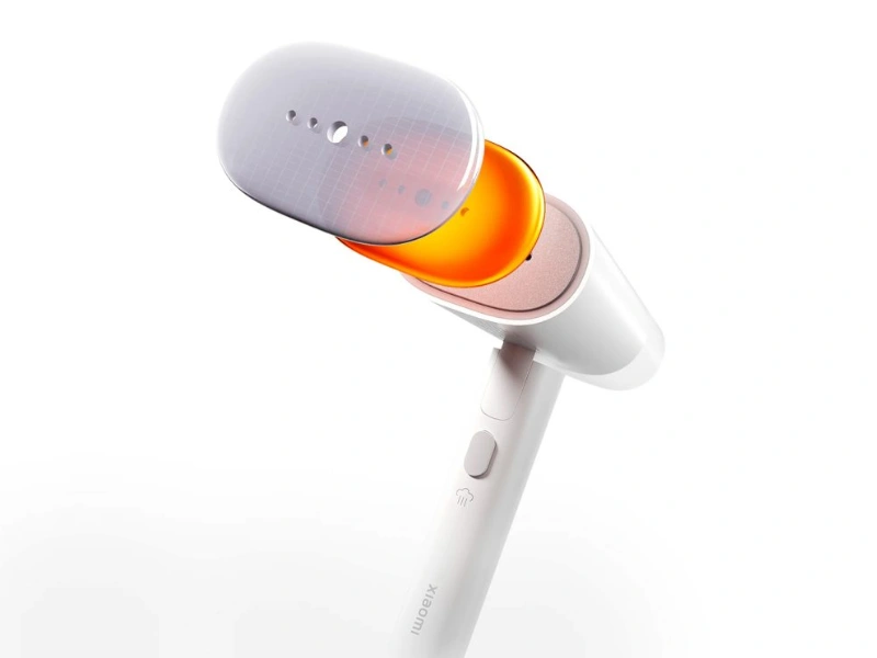 Keramick&yacute; povrch naparovača Xiaomi Garment Steamer zaručuje hladk&eacute; kĺzanie bez mokr&yacute;ch fľakov.