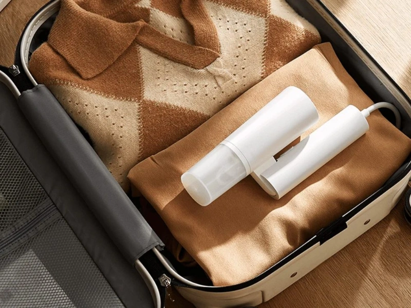 Vďaka skladacej kon&scaron;trukcii sa naparovač Xiaomi Garment Steamer zmest&iacute; do každej batožiny.