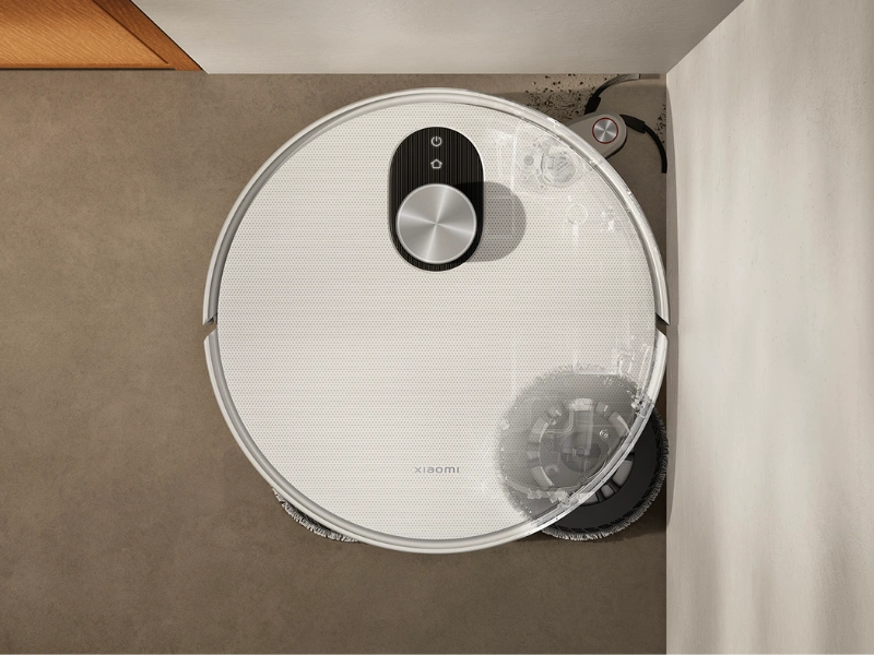 Pri detekcii okraja vysávač Xiaomi Robot Vacuum 5 Pro automaticky vysunie mop a bočnú kefku a precízne vyčistí ťažkodostupné miesta.