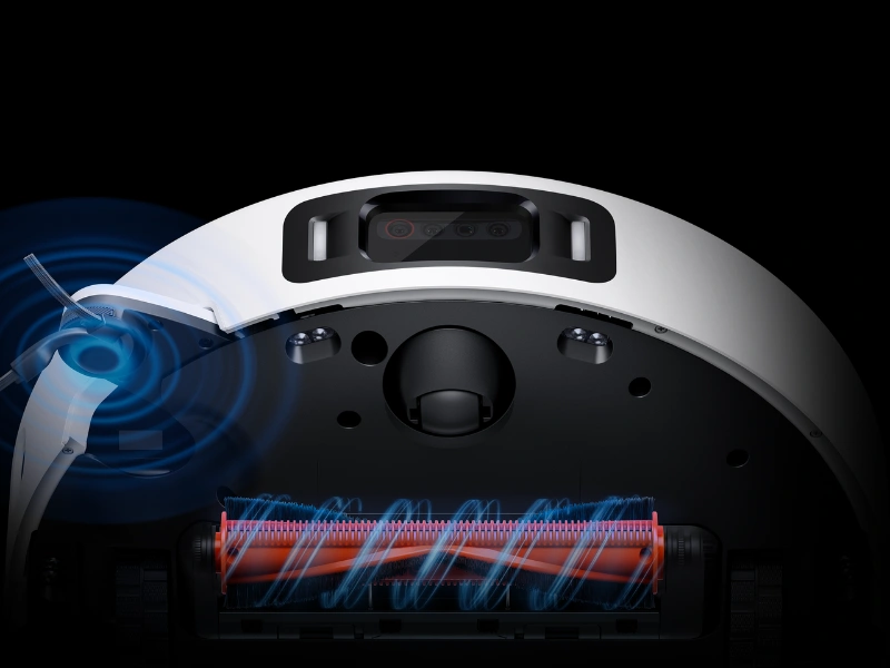 Hlavná kefa vysávača Xiaomi Robot Vacuum 5 Pro s dvoma skrytými čepeľami strihá vlasy už počas čistenia a spolu s nečistotami ich posiela do zásobníka.