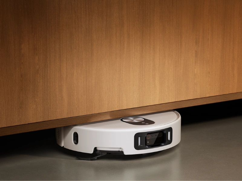 Vďaka zasúvateľnému dToF radaru sa vysávač Xiaomi Robot Vacuum 5 Pro sa bez problémov dostane pod nízky nábytok.