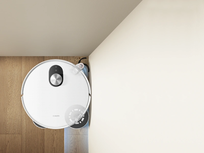 Pri detekcii okraja vysávač Xiaomi Robot Vacuum 5 automaticky vysunie mop a bočnú kefku a precízne vyčistí ťažkodostupné miesta.