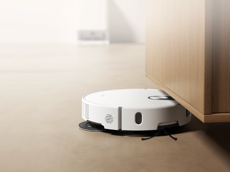 Vďaka zasúvateľnému dToF radaru sa vysávač Xiaomi Robot Vacuum 5 sa bez problémov dostane pod nízky nábytok.