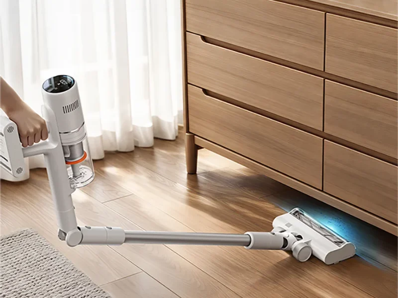 Ohybná trubica vysávača Xiaomi Mijia Vacuum Cleaner 4 vám umožní pohodlne povysávať aj ťažko dostupné miesta pod nábytkom.