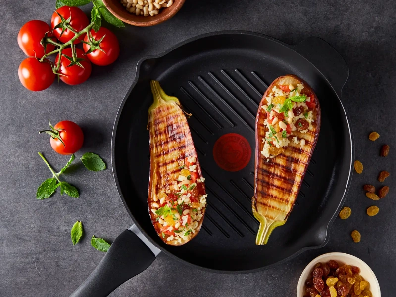 Dno panvice Tefal Unlimited E2294074 zaisťuje r&yacute;chle a rovnomern&eacute; varenie.