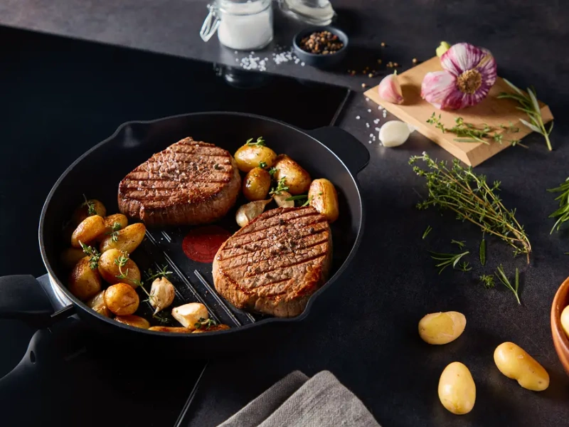 Mimoriadne odoln&yacute; povrch panvice Tefal Unlimited E2294074 odol&aacute; aj kovov&eacute;mu n&aacute;činiu.