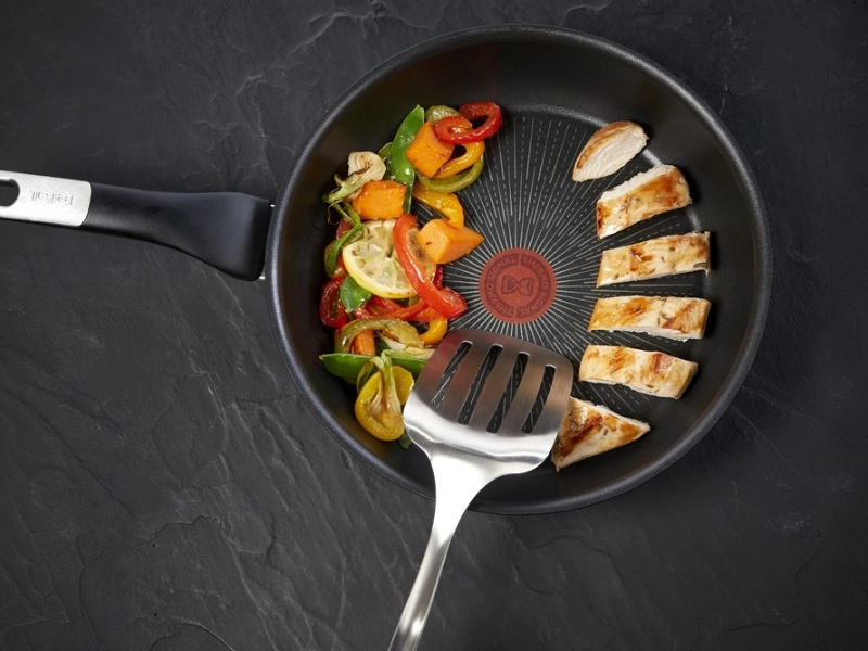 Mimoriadne odoln&yacute; povrch panvice Tefal Unlimited G2550272 odol&aacute; aj kovov&eacute;mu n&aacute;činiu.