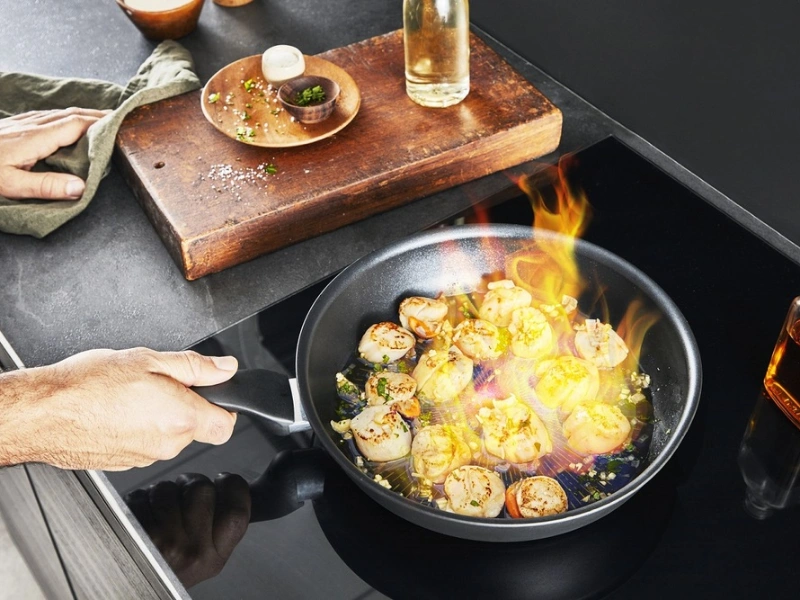 Technol&oacute;gia Thermo-Fusion&trade;+ na panvici Tefal Unlimited G2557572 zaist&iacute; r&yacute;chly a rovnomern&yacute; ohrev.