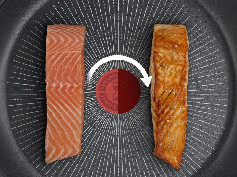 Vďaka indik&aacute;toru teploty viete, kedy je panvica Tefal Unlimited G2557572 pripraven&aacute; na varenie.