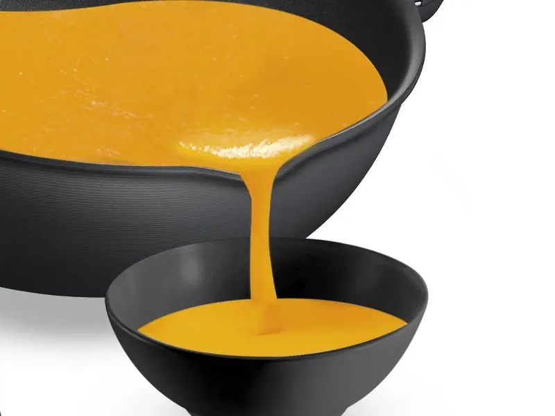 Integrovan&eacute; lieviky na panvici Tefal Unlimited G2557572 sa postaraj&uacute; o presn&eacute; vylievanie tekut&iacute;n.