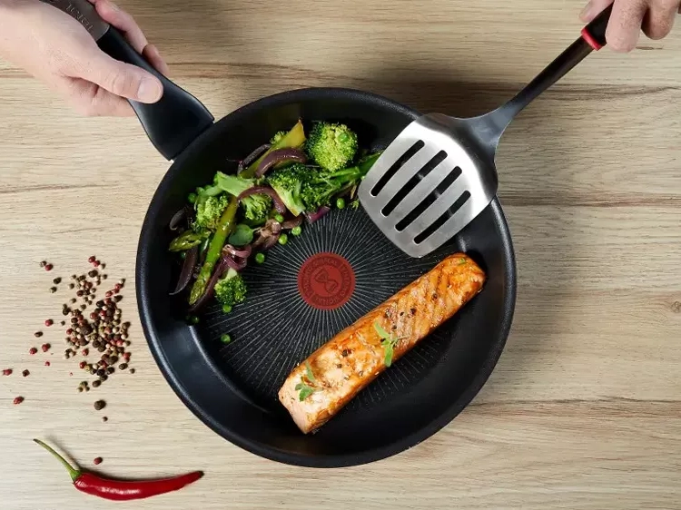 Panvica Tefal G2550572 Unlimited 26 cm s lososom, zeleninou a technológiou Thermo-Signal