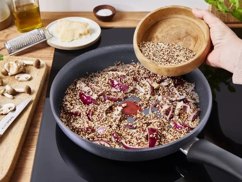 Povrch Mineralia+ na panvici Tefal Natural Force G2660472 umožňuje zdravšie varenie s minimom tuku.