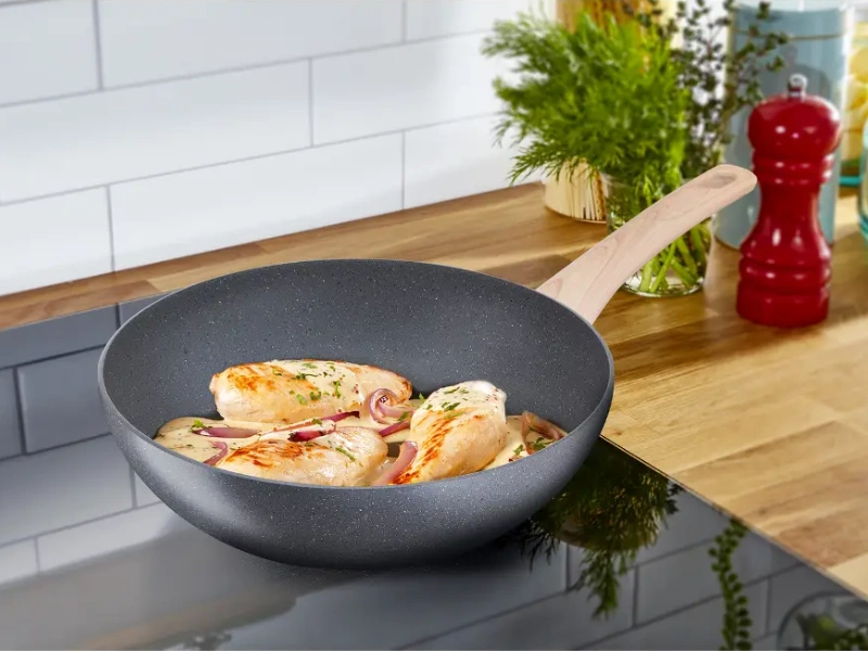 Dno panvice Tefal Natural Force G2661972 zaisťuje rýchle a rovnomerné varenie.