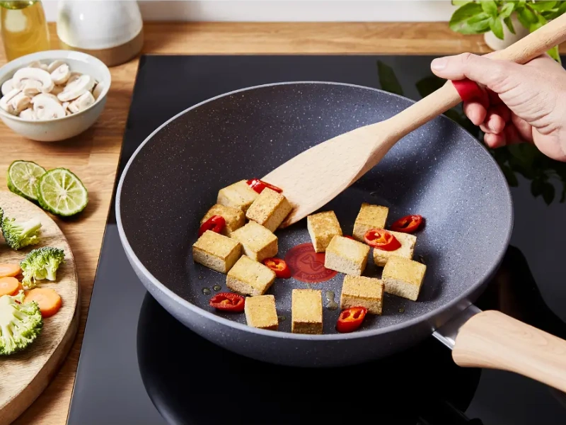Povrch Mineralia+ na panvici Tefal Natural Force G2661972 pre zdravšie varenie s minimom tuku.