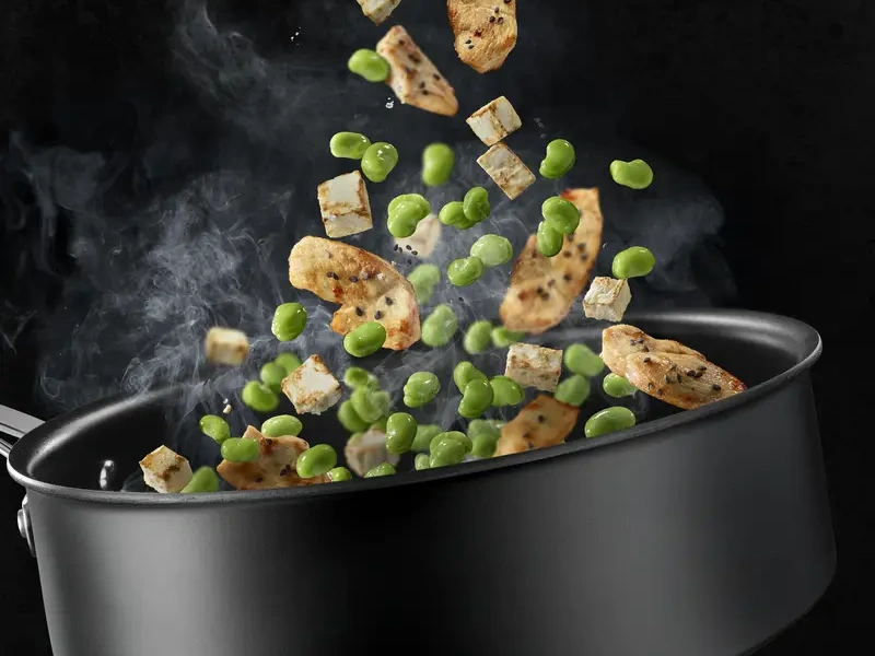 Nepriľnav&yacute; povrch panvice Tefal Ultimate G2680572 p&ocirc;sob&iacute; proti prip&aacute;lenin&aacute;m a zaručuje ľahk&uacute; &uacute;držbu.