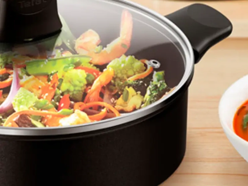 Sklenená pokrievka na panvici Tefal Ultimate G2683372 umožňuje sledovať proces varenia.
