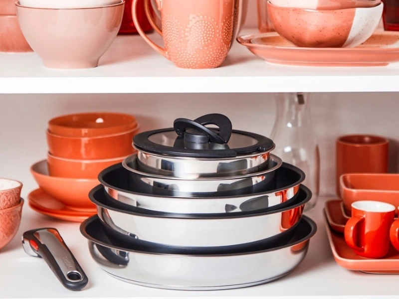 Vďaka stohovateľn&eacute;mu dizajnu m&ocirc;žete riad Tefal INGENIO L897S574 jednoducho uložiť do police.