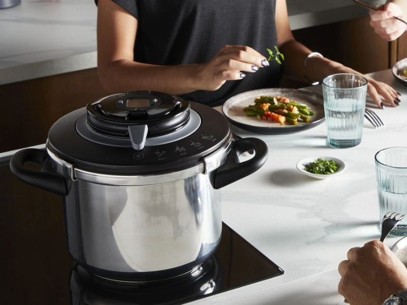 S&uacute;prava hrncov Tefal CLIPSO+ CHEF P4552030 prin&aacute;&scaron;a flexibilitu a &scaron;etr&iacute; priestor v kuchyni.