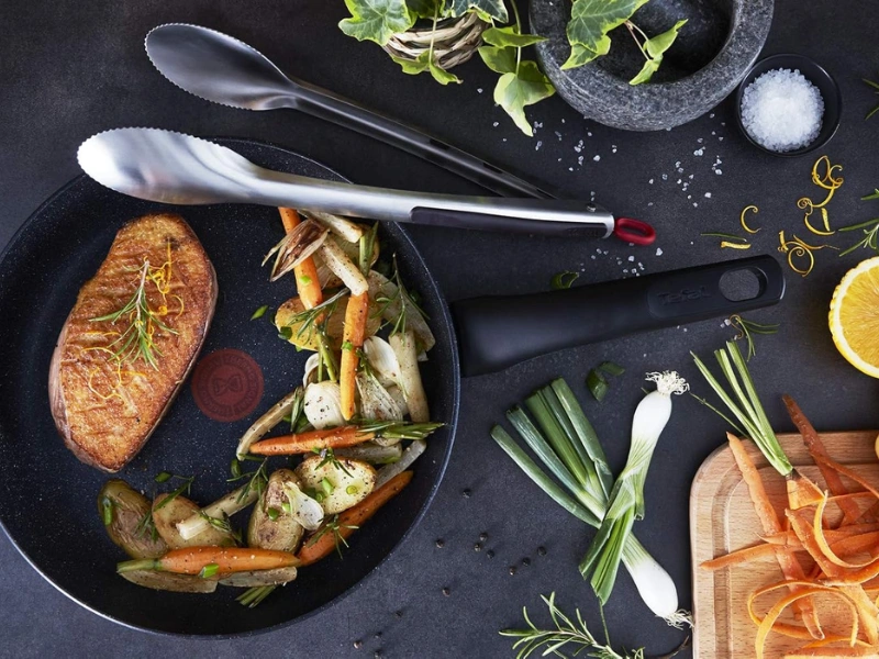 Povrch Mineralia+ na panvici Tefal G2810472 umožňuje zdrav&scaron;ie varenie s minimom tuku.