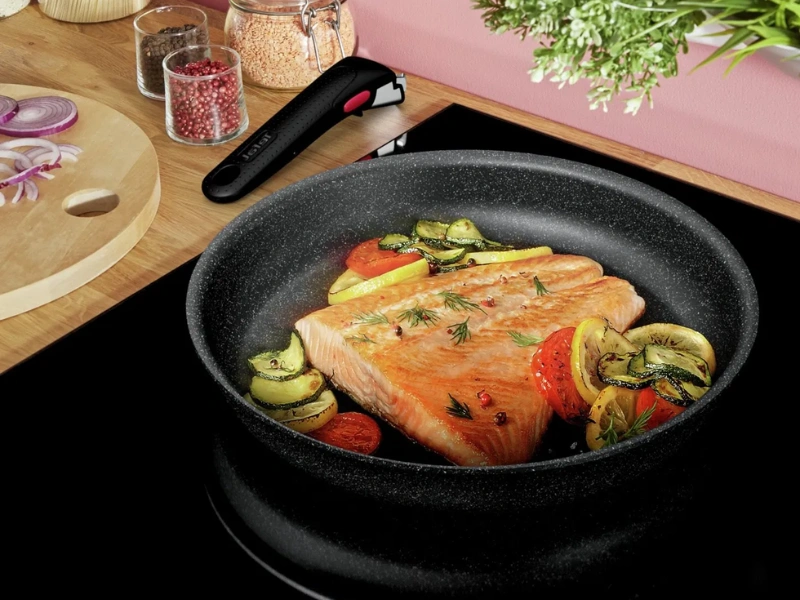 Panvica Tefal Black Stone G2810572 s priemerom 26 cm pre jednoduchú prípravu rôznych jedál.