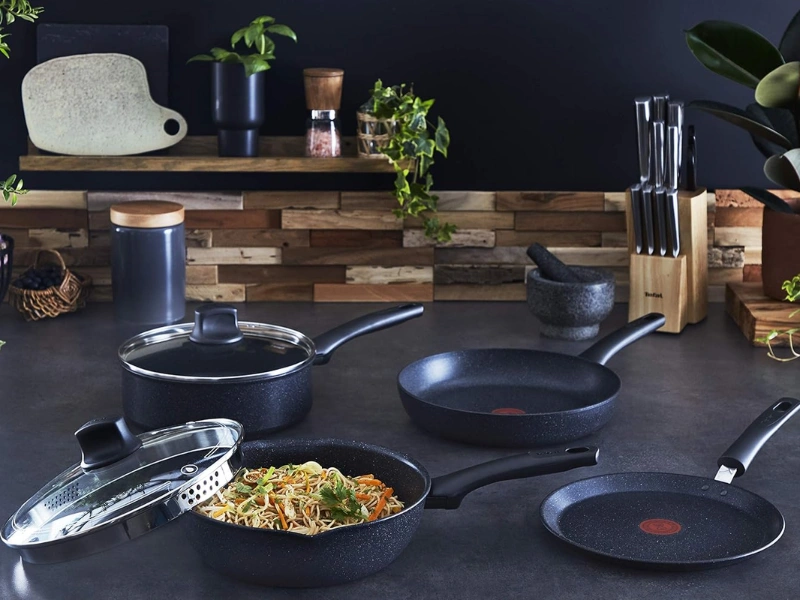 Panvica Tefal Black Stone G2810572 je vhodná pre všetky druhy ohrevu.